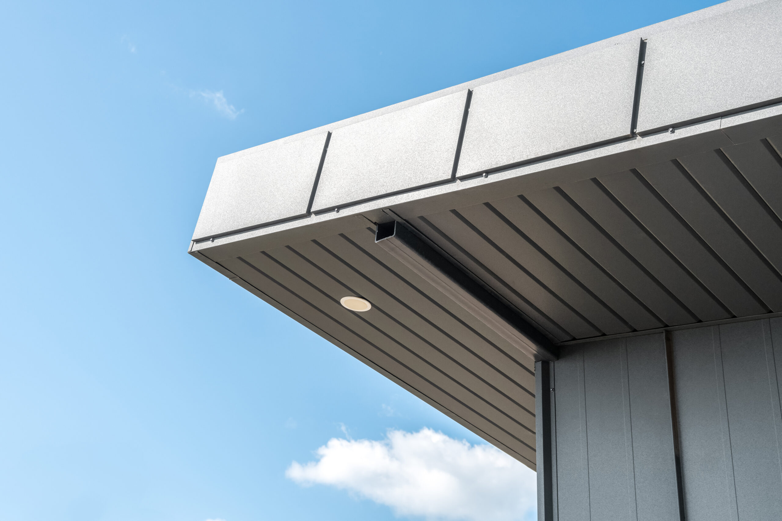 Read more about the article The Benefits of an Engineered Edge Metal System for Your Flat Roof